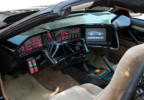 1920px-Nachbau_des_Staffel_3-4_Cockpit_von_K.I.T.T