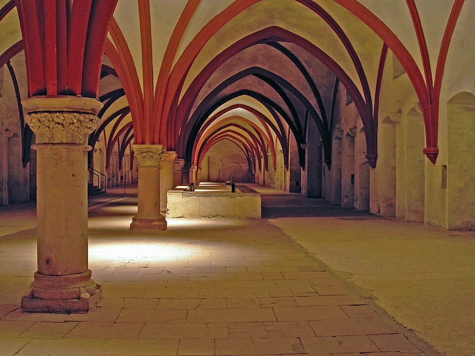 960px-Kloster_Eberbach_Moenchsdormitorium
