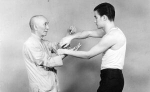 Bruce Lee beim Wing-Chun-Training mit Meister Yip Man, Hongkong 1958