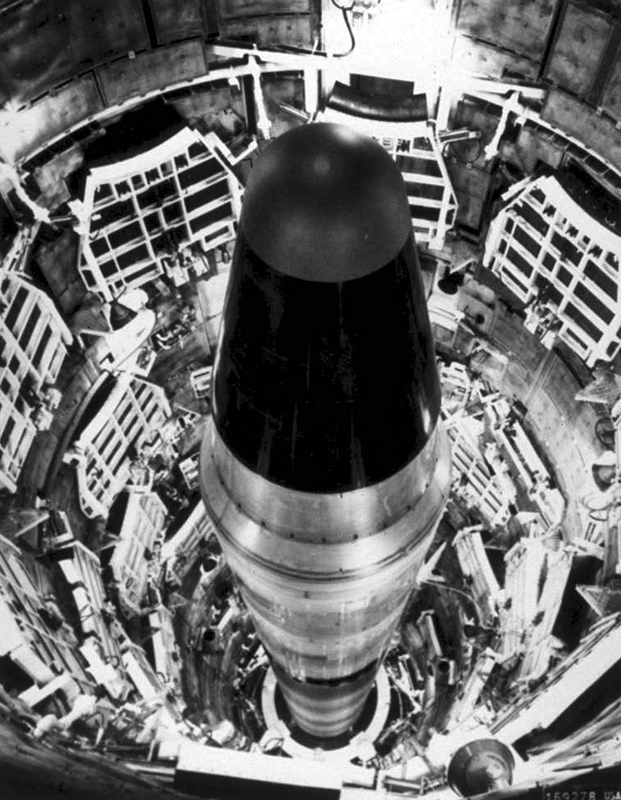 Die Interkontinentalrakete (ICBM) Titan II stehend im Silo.