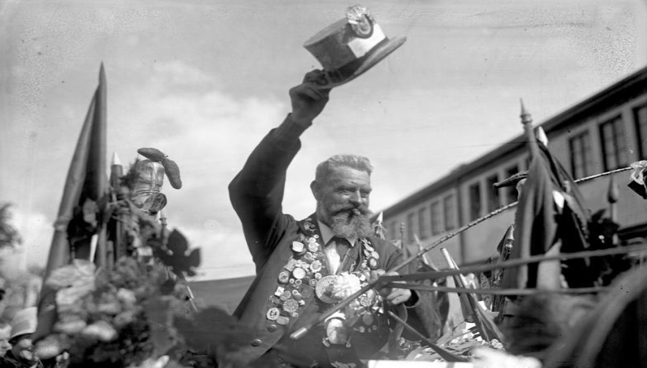 Bundesarchiv_Bild_102-06534,_Berlin,_Rückkehr_des__Eisernen_Gustavs__aus_Paris