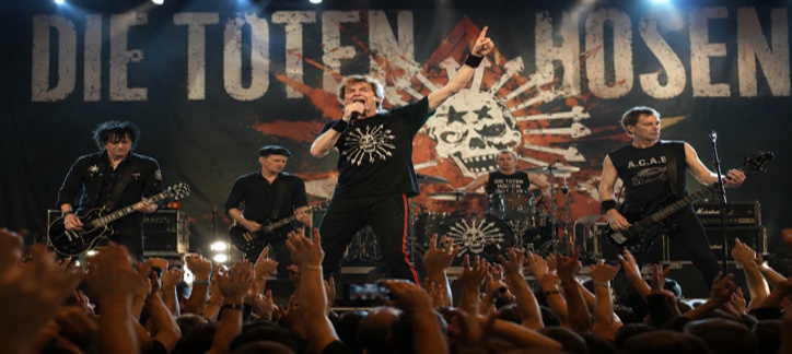 Die Toten Hosen mit Frontmann Campino bei einem Live-Konzert